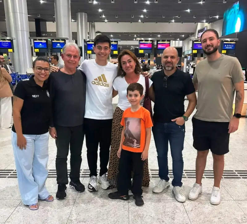 Pedro Gonçalves com a família no embarque